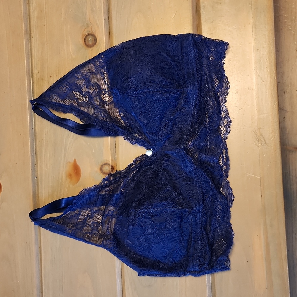 Venus Bralettes - Picture 3 of 12